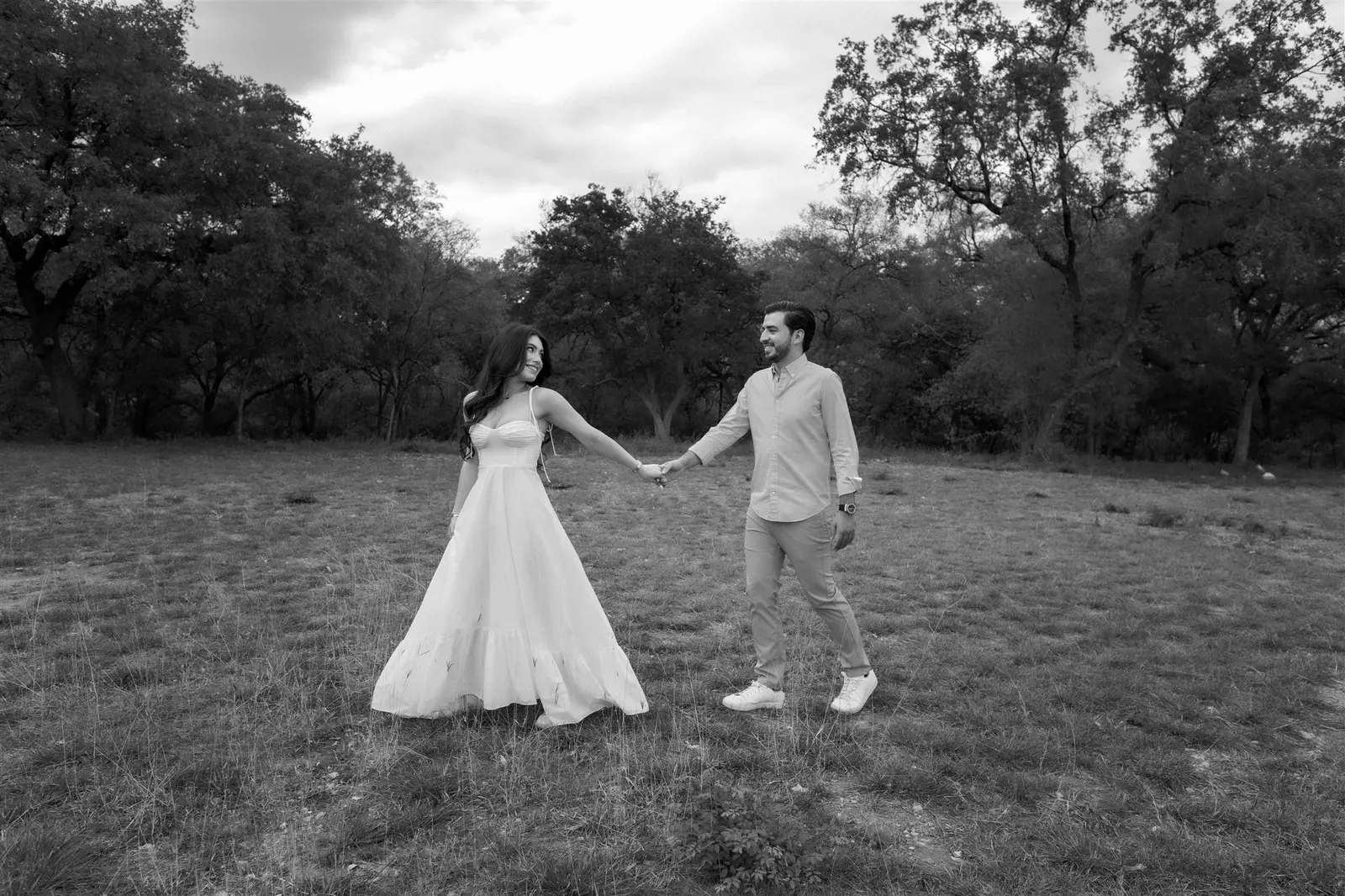 Katia y Jesús caminando de la mano en el campo
